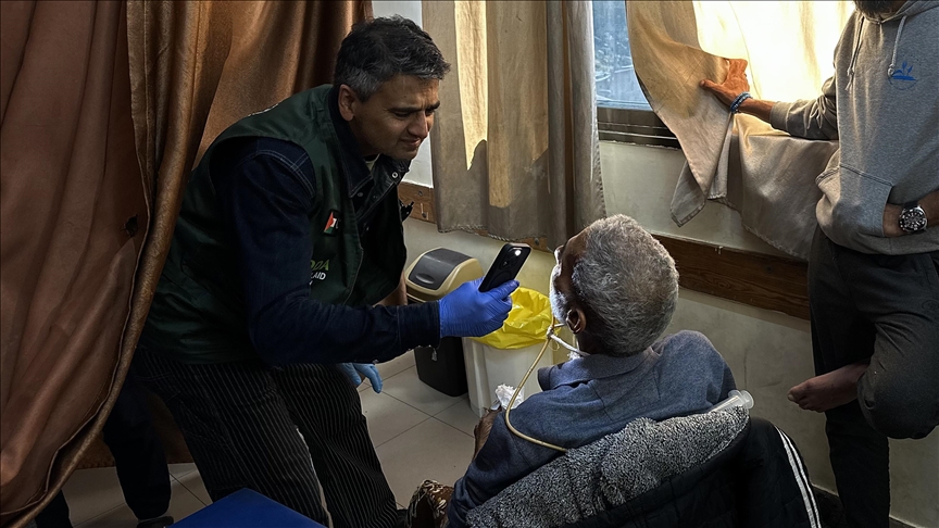 Mjeku amerikan me origjinë pakistaneze shëron të plagosurit në Gaza