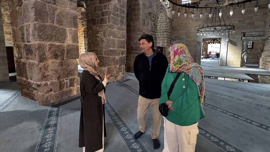 Gönüllü gençler Antalya'nın tarihi yerlerini ve kültürünü turistlere tanıtıyor