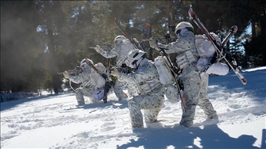 MSB, komandoların kar üstünde yaptıkları eğitimlerini paylaştı