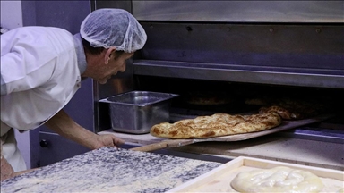 Trabzon'da ekşi mayalı ramazan pidesi 6 saatlik hummalı mesaiyle sofralara ulaşıyor