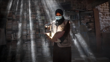 Во срцето на Газа, во библиотеката на џамијата Омари историските ракописи повторно оживуваат во рацете на доброволците