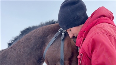 Kars'ta kadın binici, tayken alıp büyüttüğü atıyla yarışlara hazırlanıyor