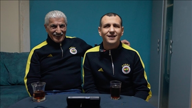 Görme engelli taraftar "Fenerbahçe" sevgisini sosyal medyada yaptığı canlı yayınlarla gösteriyor
