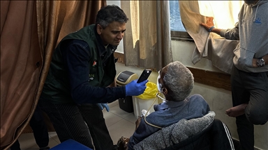 Mjeku amerikan me origjinë pakistaneze shëron të plagosurit në Gaza