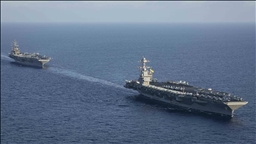 الحرس الثوري الإيراني يعلن إصابة مدمرة أمريكية بالمحيط الهندي