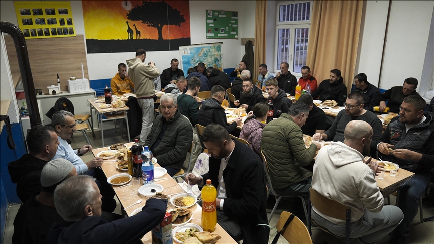 Një shembull bashkëjetese në Bosnjë e Hercegovinë  prifti dhe imami në sofrën e iftarit