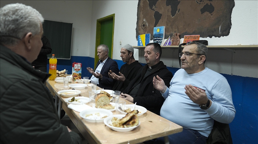  Пример за соживот во Босна и Херцеговина: Свештеник и имам на ифтарска трпеза