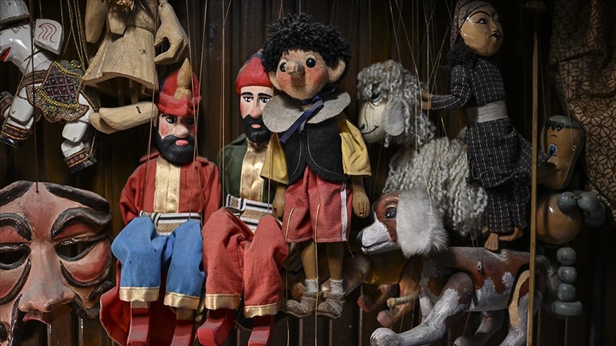 Karagöz'ü zamana uyarlayarak geleneksel Türk tiyatrosunu bugüne taşıyor