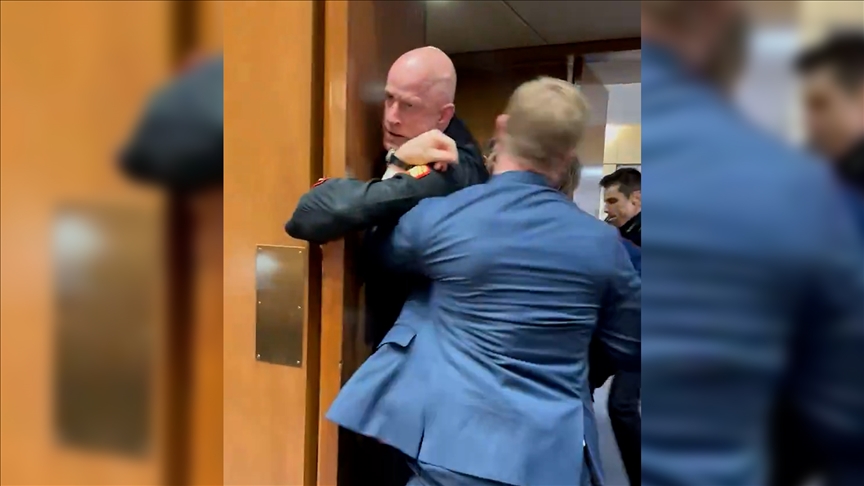 ABD polisi, İran'a saldırıları protesto eden eski askeri gözaltına almaya çalışırken kolunu kırdı