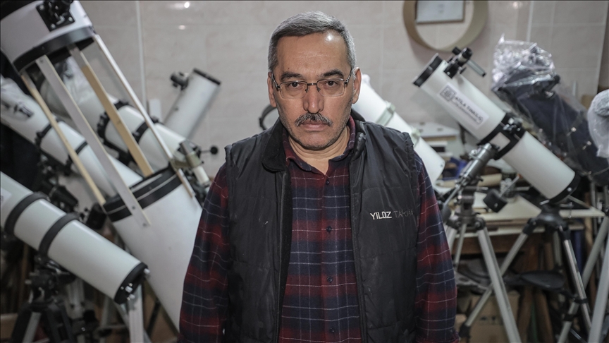 Emekli öğretmen 20 yıldır ince hesaplamalar ve zorlu el işçiliği isteyen teleskopları üretiyor
