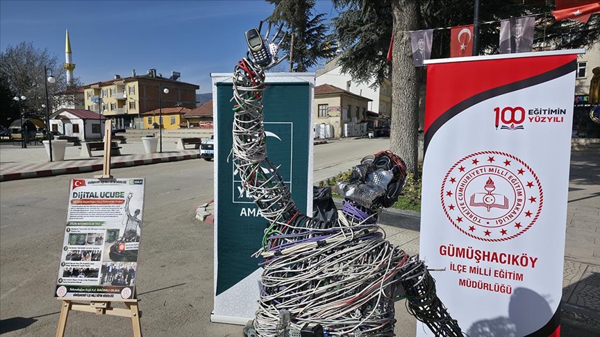 Dijital bağımlılığa atık elektronik malzemelerden yapılan "Dijital Ucube" heykeliyle dikkati çekildi