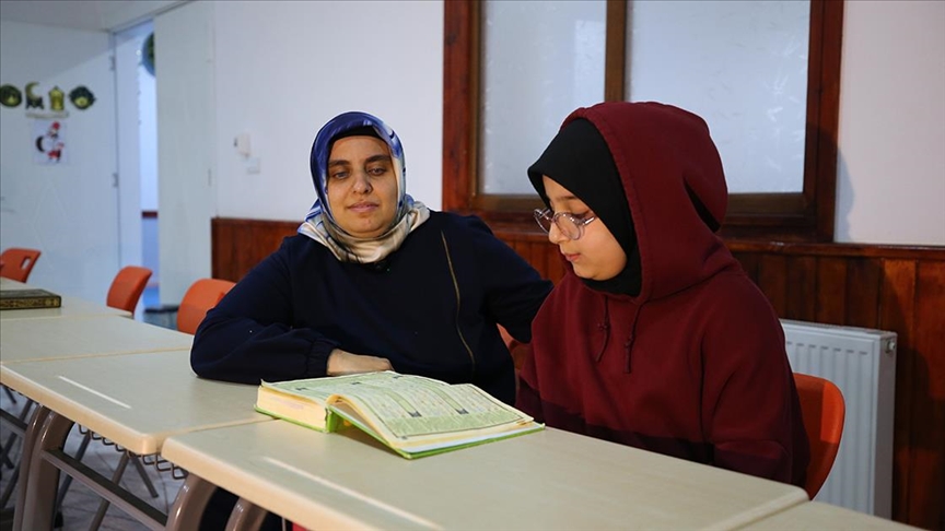 Çevresini silüet olarak gören kadın, yediden yetmişe Kur'an-ı Kerim öğretiyor