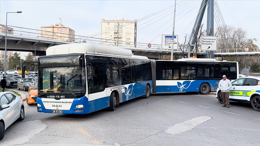 Ankara'da refüjde asılı kalan belediye otobüsü trafiği aksattı
