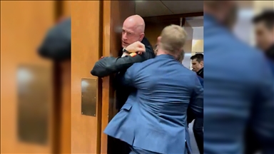 ABD polisi, İran'a saldırıları protesto eden eski askeri gözaltına almaya çalışırken kolunu kırdı