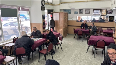 İftara kadar servis yapılmayan kıraathane mahalle sakinlerinin buluşma noktası oluyor