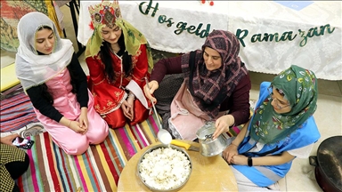 Üniversiteli kızlar, yurtta geleneksel tariflerle yöresel yemekleri öğreniyor