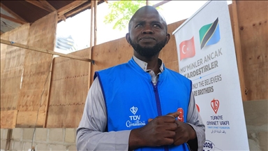 Müslümanlardan etkilenerek İslam'ı seçen Tanzanyalı Arafat, ülkesinde TDV gönüllüsü oldu