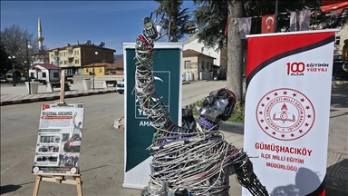 Dijital bağımlılığa atık elektronik malzemelerden yapılan "Dijital Ucube" heykeliyle dikkati çekildi