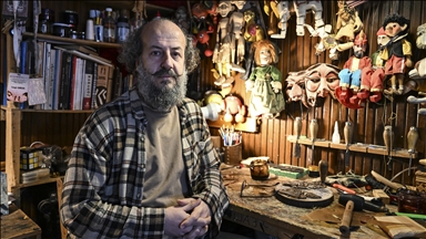 Адаптирајќи го Караѓоз на современото време, ја носи традиционалната турска театарска уметност во денешницата