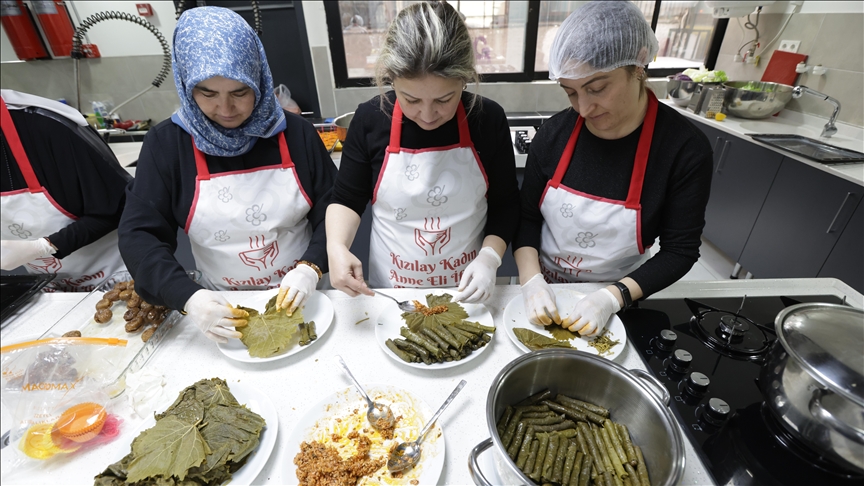 Türk Kızılaydan üniversitelilere "Anne Eli" iftarları