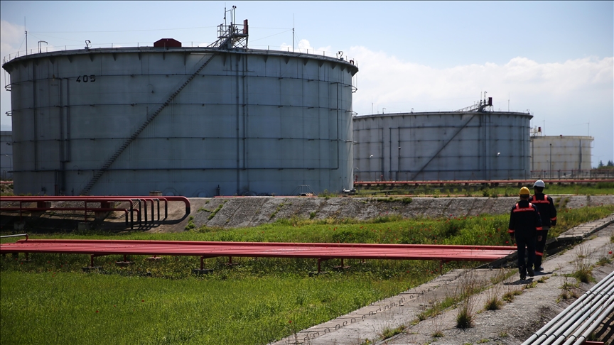 Imágenes satelitales muestran tanques de almacenamiento de petróleo gravemente dañados en EAU