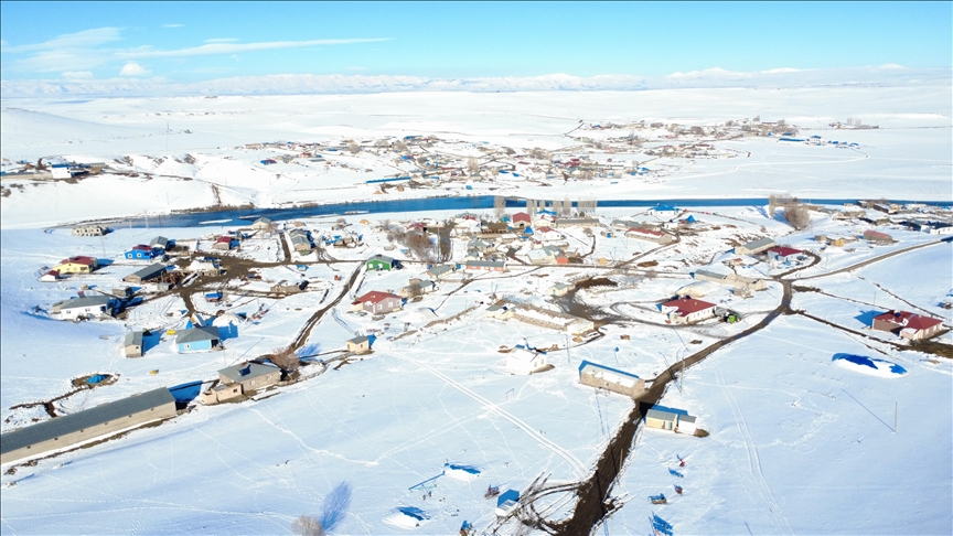 Li Qersê deverên avî cemed girtin û li ser dar û beran qeşa çêbû