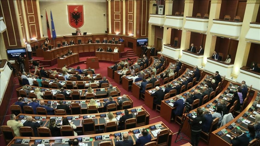 Betohen ministrat e rinj të kabinetit qeveritar të Shqipërisë, marrin zyrtarisht detyrën