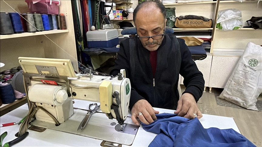 Yaklaşık yarım asırdır terzilik mesleğini sevgiyle yapıyor