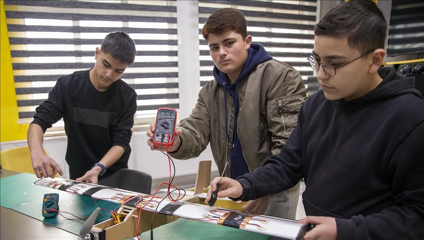 Bolu'da lise öğrencileri uçak kanatlarındaki titreşimden elektrik üreten sistem geliştirdi