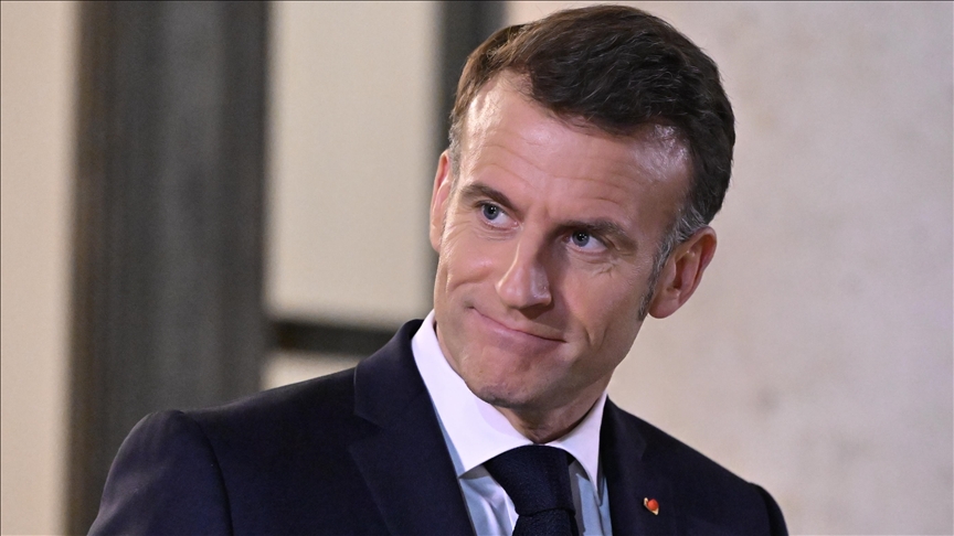 Le président français Emmanuel Macron partage un échange avec une jeune fille inquiète d’une guerre