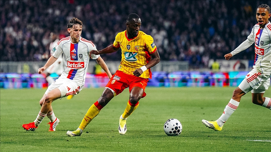 قدم.. لانس يتأهل لنصف نهائي كأس فرنسا على حساب أولمبيك ليون