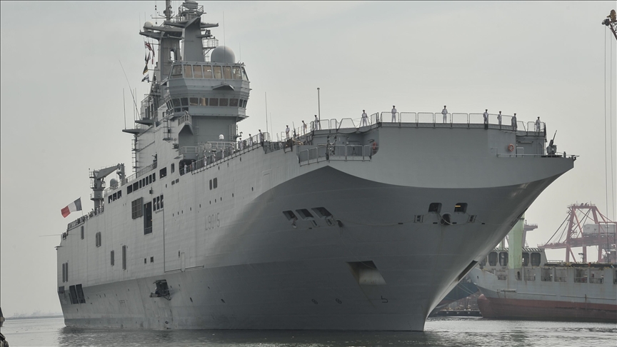 فرنسا تنشر حاملة مروحيات برمائية في البحر المتوسط