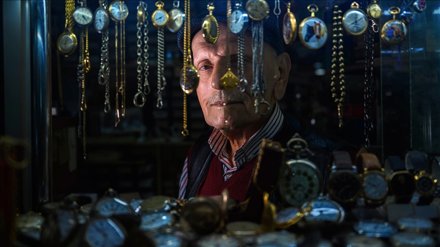 Мајсторот Ариф од Истанбул повеќе од половина век им вдахнува живот на часовниците