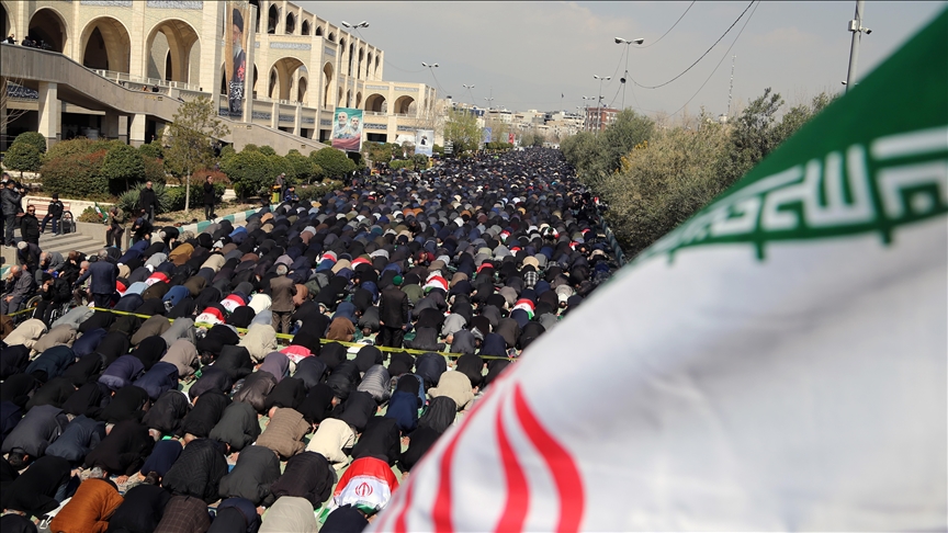 Iranianët mblidhen për namazin e xhumasë në Teheran mes tensioneve rajonale në rritje