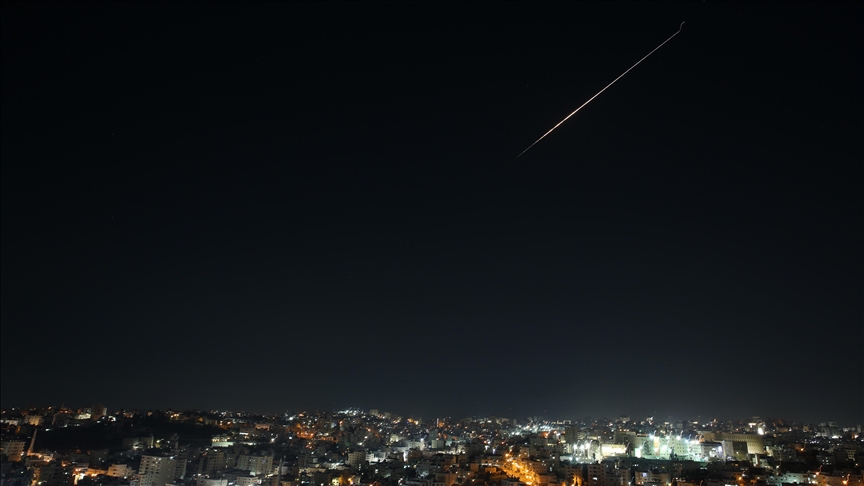 صواريخ إيرانية تستهدف وسط إسرائيل وتخلف أضرارا وحرائق