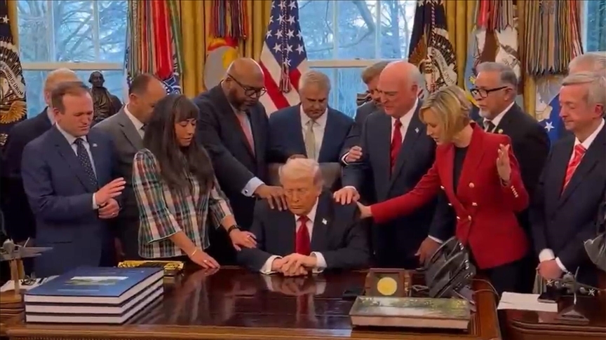 Hristiyan din adamları Beyaz Saray'da ABD Başkanı Trump için dua etti