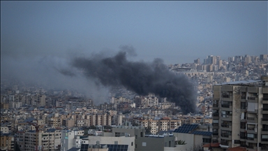 Izraeli thotë se ka nisur 26 valë sulmesh ajrore në periferitë jugore të Bejrutit që nga e hëna