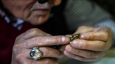İstanbul'un "İskele Arif Usta"sı 58 yıldır zamanı tamir ediyor