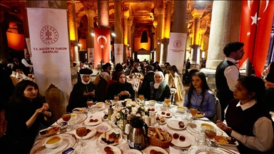 İstanbul'da öğrenim gören uluslararası öğrenciler, Binbirdirek Sarnıcı'nda iftar yaptı
