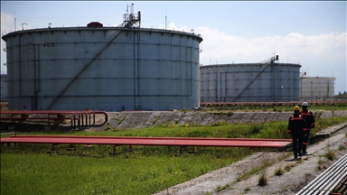 Imágenes satelitales muestran tanques de almacenamiento de petróleo gravemente dañados en EAU