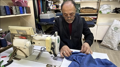 Yaklaşık yarım asırdır terzilik mesleğini sevgiyle yapıyor
