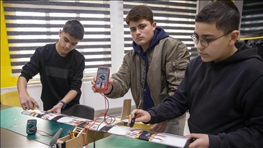 Bolu'da lise öğrencileri uçak kanatlarındaki titreşimden elektrik üreten sistem geliştirdi