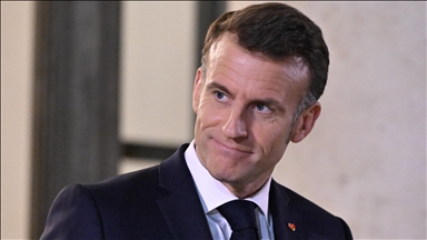 Le président français Emmanuel Macron partage un échange avec une jeune fille inquiète d’une guerre