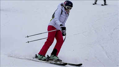 Palandöken'de kar yağışı altında kayak keyfi yaşanıyor