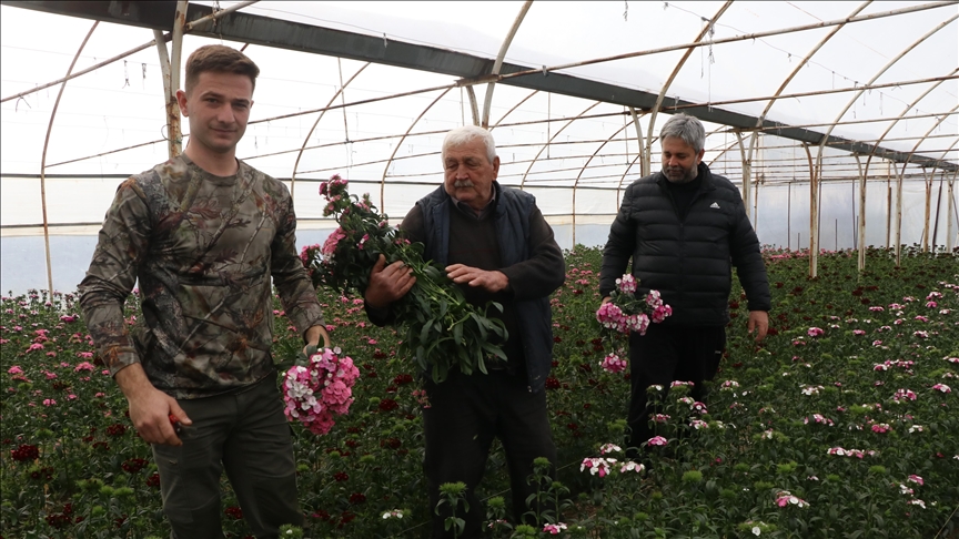 Yalova'da dört kuşaktır sürdürülen çiçekçilik torunlarla devam ediyor