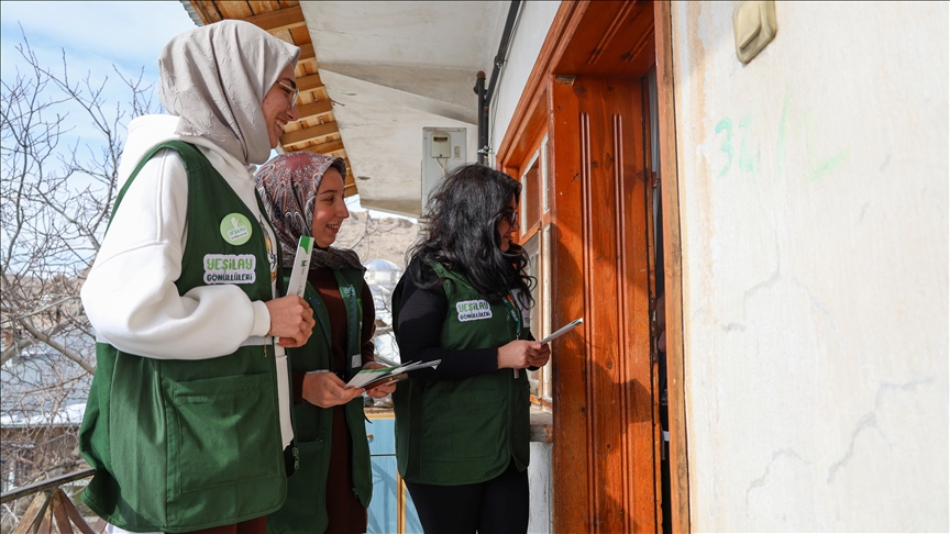 Van'da Yeşilay ekipleri kapı kapı gezerek aileleri bağımlılık konusunda bilinçlendiriyor