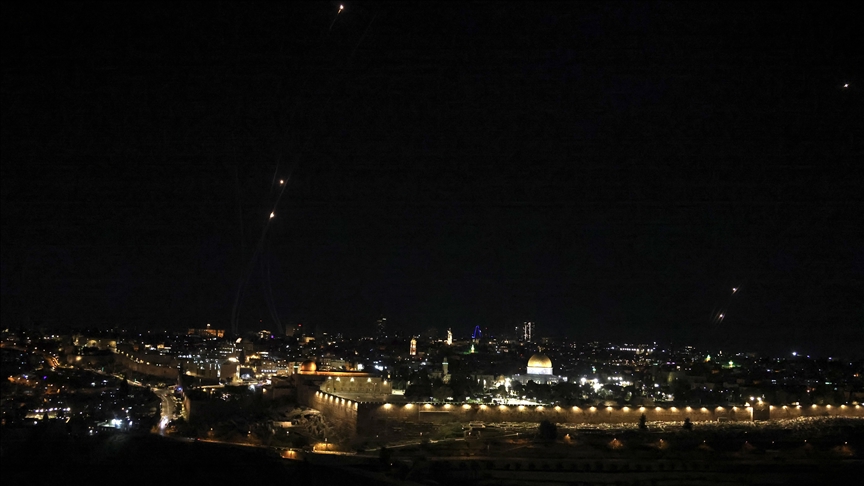 إسرائيل.. انفجارات إثر صاروخ انشطاري إيراني وتصدي لصواريخ من لبنان