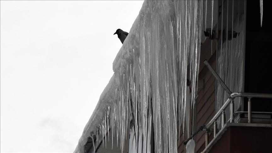 Berf û hewaya sar bandorê li Erzirom, Qers û Erdexanê dike