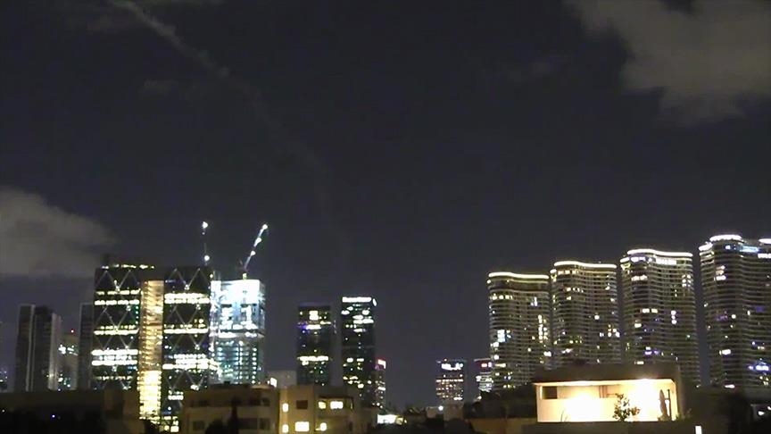 إعلام عبري: صاروخ إيراني برأس انشطاري يستهدف وسط إسرائيل