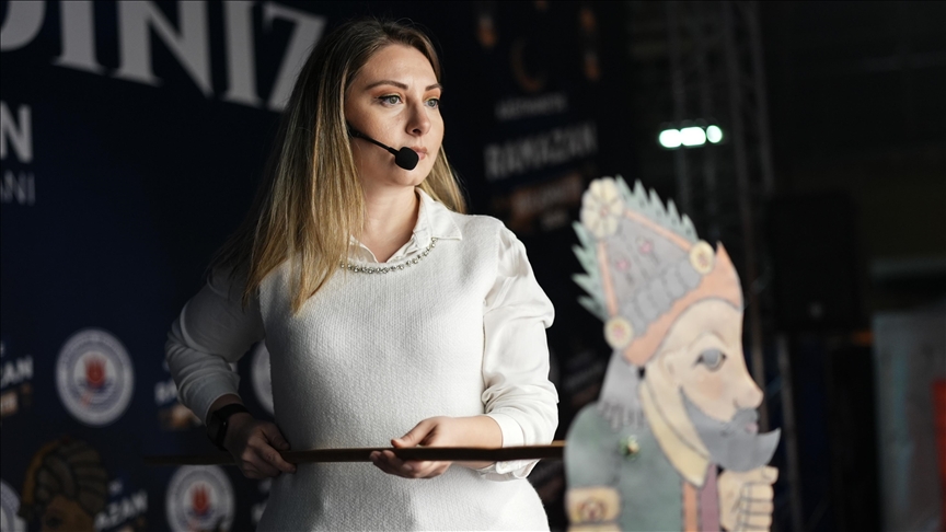 Türk gölge oyununun kadın ustası, Hacivat ile Karagöz'ü dünyaya tanıtıyor